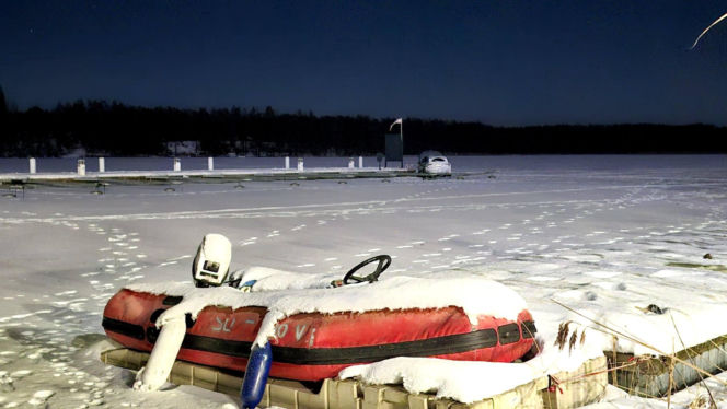 Auto na zamarzniętym Jezioraku