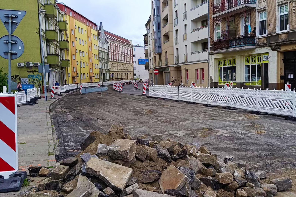 Szczury uszkodziły ul. Emilii Plater