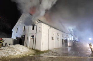 Ogień tuż obok zamku w Mosznej. Ewakuowano ponad 20 koni