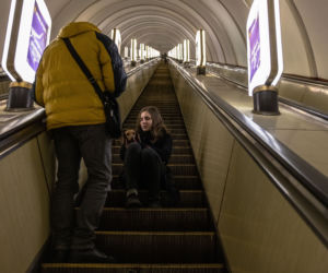 Od początku wojny żyją w metrze. To ich nowy dom i schron przed bombami 