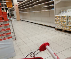 Puste półki w sklepach w Rzeszowie. Szał zakupów [NOWE ZDJĘCIA]