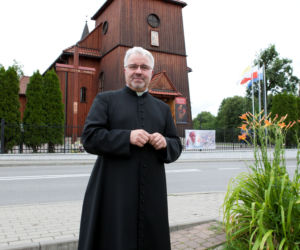 Kard. Dziwisz modlił się w domu ofiar