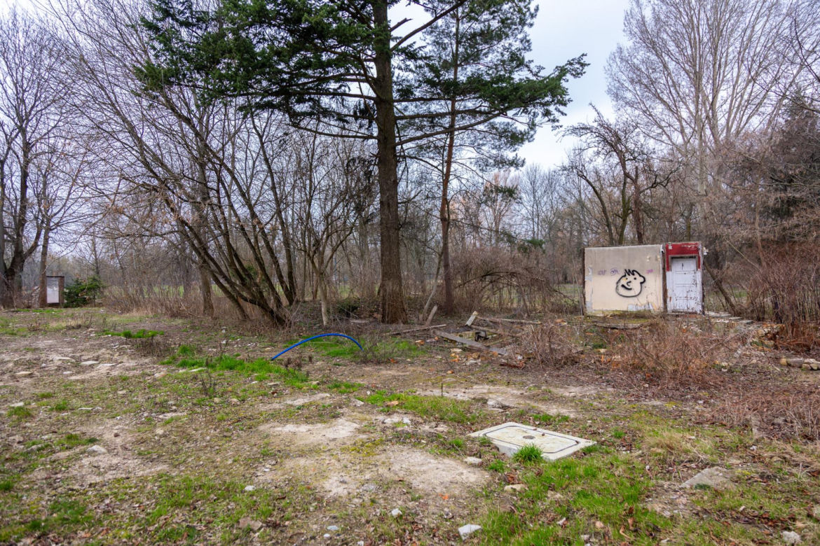 Rozebrane domki fińskie na Polu Mokotowskim w Warszawie