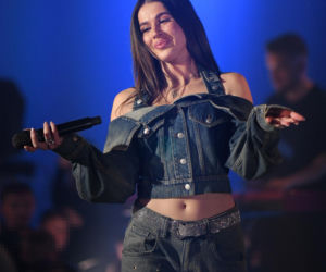 Roxie Węgiel z gołym brzuchem śpiewa dla najmłodszych