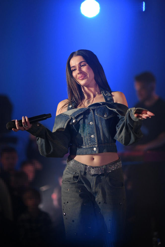 Roxie Węgiel z gołym brzuchem śpiewa dla najmłodszych