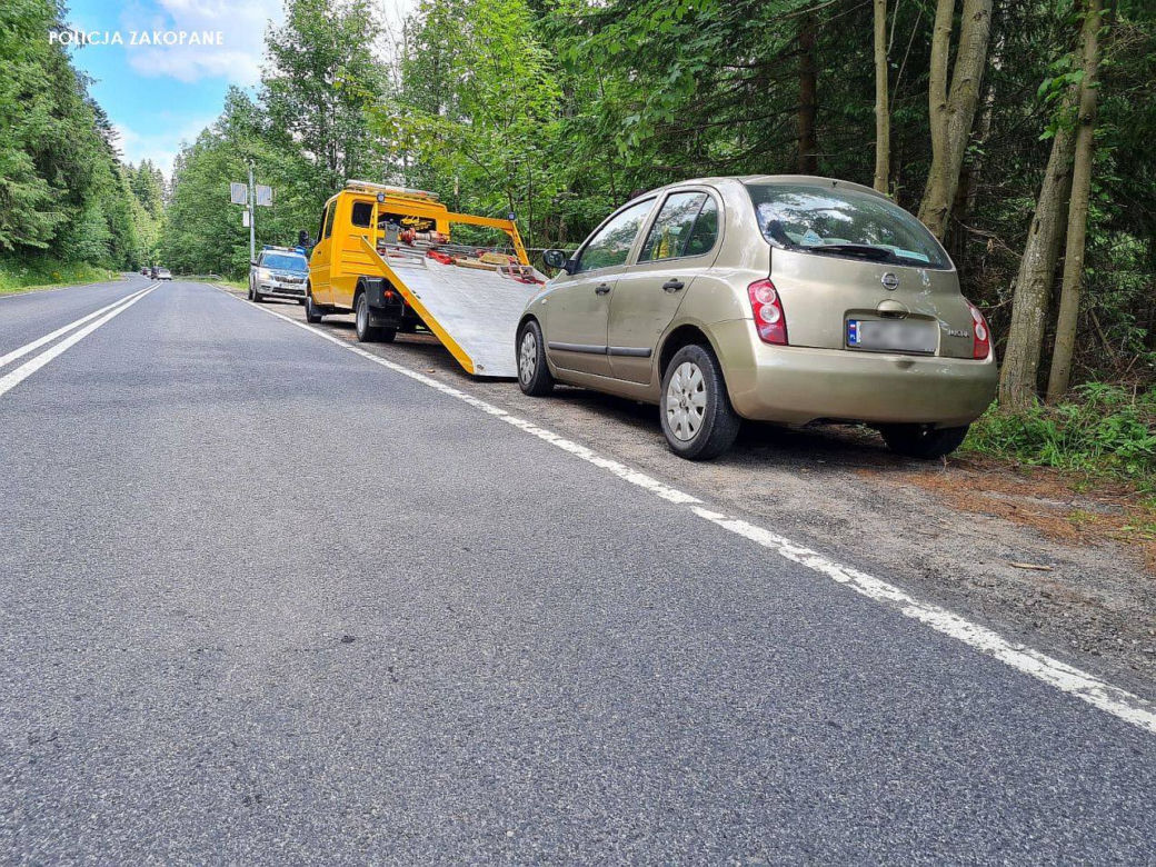Policja odholowuje zaparkowane w Tatrach samochody