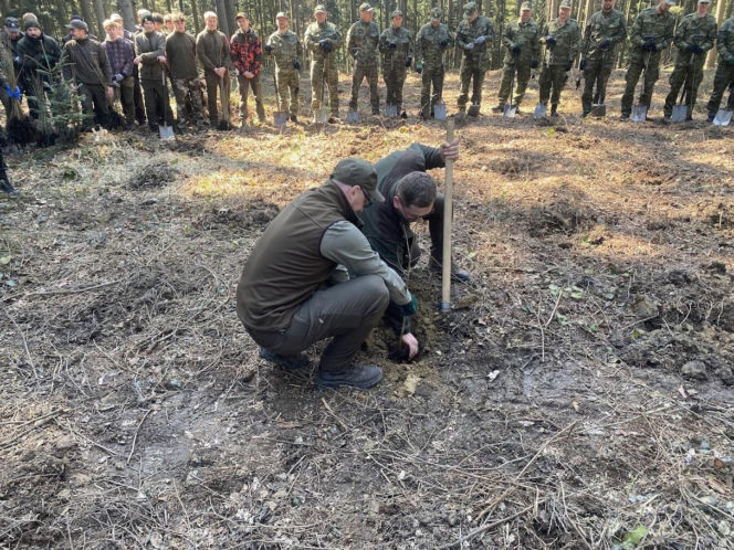 Strażnicy Graniczni sadzili drzewa z okazji 35-lecia swojej formacji