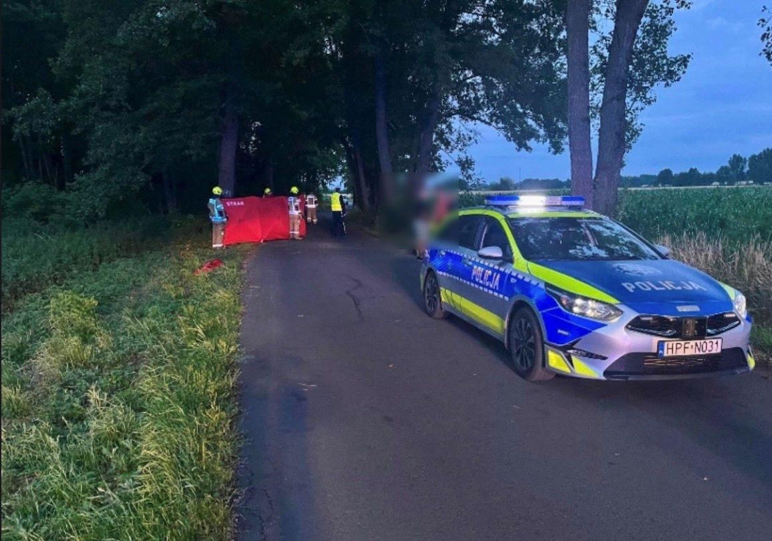 16-latek roztrzaskał się motocyklem na drzewie. Czerwony parawan w miejscu wypadku łamie serce
