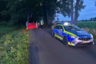 16-latek roztrzaskał się motocyklem na drzewie. Czerwony parawan w miejscu wypadku łamie serce