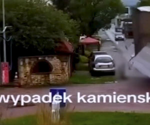 Pas od tira uderzył kobietę prosto w głowę. Wszystko widać na nagraniu