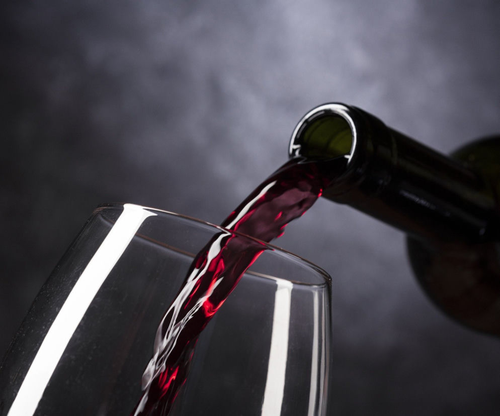 Podkarpacie: Bracia wypili wino od znajomego. Jeden zmarł, drugi jest w szpitalu. Co się stało?