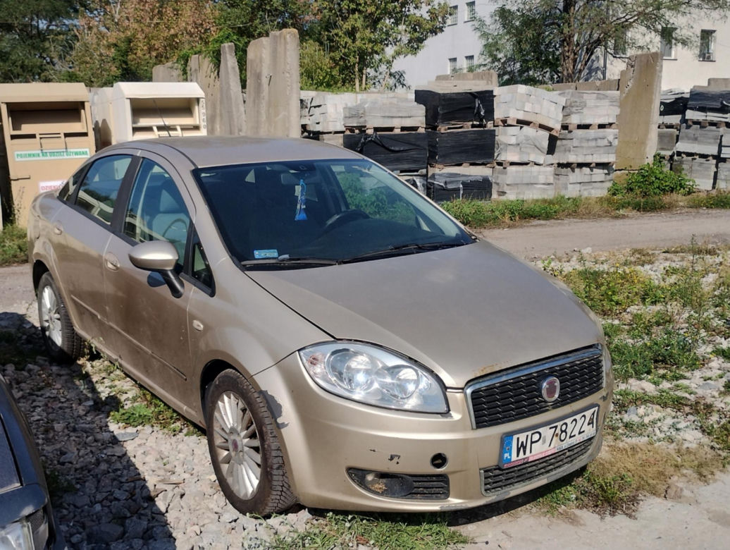 Drogowcy znów sprzedają wraki z ulicy. Wśród nich jest Chrysler w kwiatki