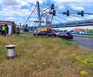 Wypadek na Szosie Lubickiej w Toruniu. Kierowca zignorował czerwone światło