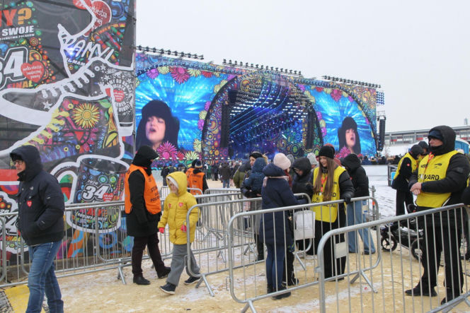 Zbierali do puszki na zdrowe brzuszki. Serduszkowe szaleństwo opanowało stolicę