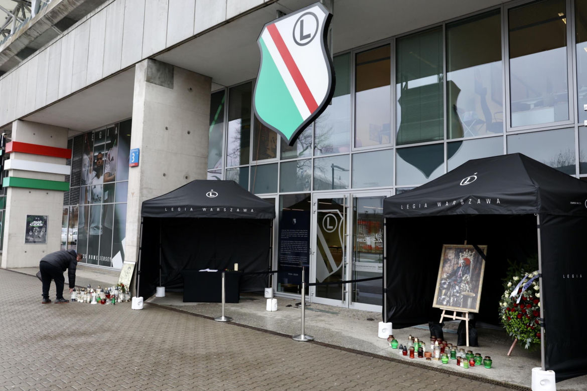Legia żegna Lucjana Brychczego. Znicze pod stadionem