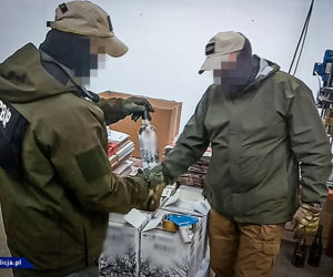 Wielka akcja CBŚP w Łodzi! Funkcjonariusze weszli do nielegalnej rozlewni alkoholu. Oto, co tam zastali!