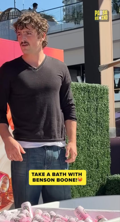 Benson Boone zrzucił koszulkę i wskoczył do wanny z... puszkami. Takie sceny w Los Angeles