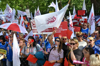 Protest nauczycieli. Chcą podwyżek. Ile dostają na rękę? 