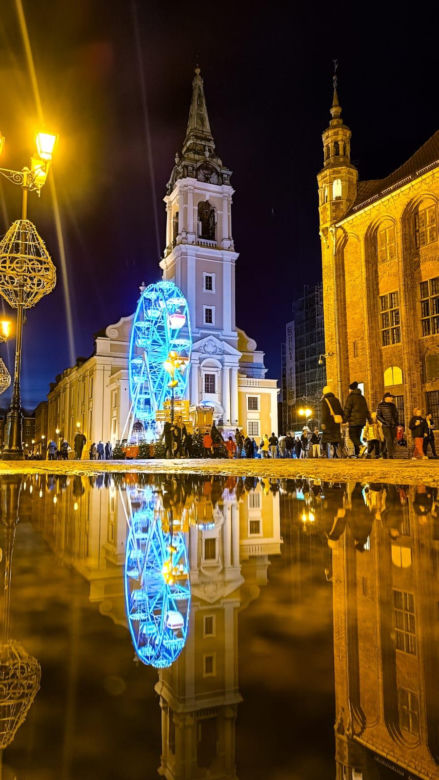 Toruński Jarmark Bożonarodzeniowy wieczorową porą