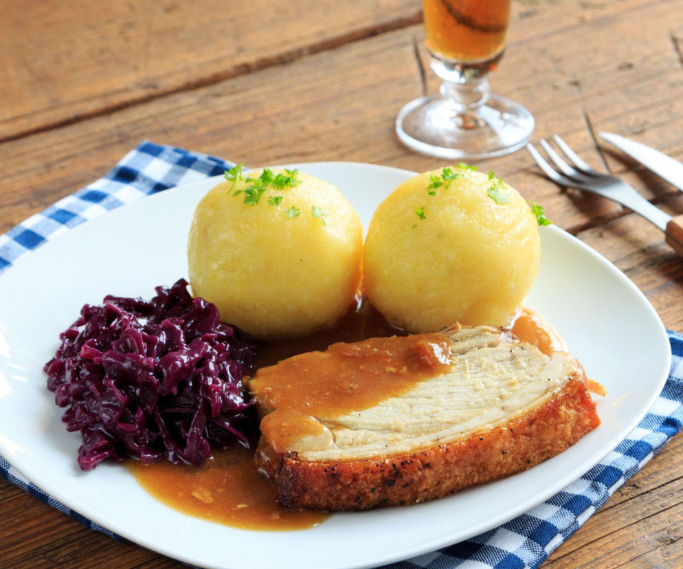 Niemcy wiedzą, jak zrobić soczysty schab! Ten prosty trik z piwem i miodem to mistrzostwo świata