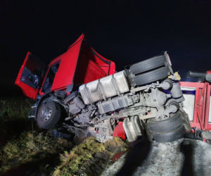 Przewróciła się cysterna z cukrem. Zablokowała całkowicie drogę powiatową