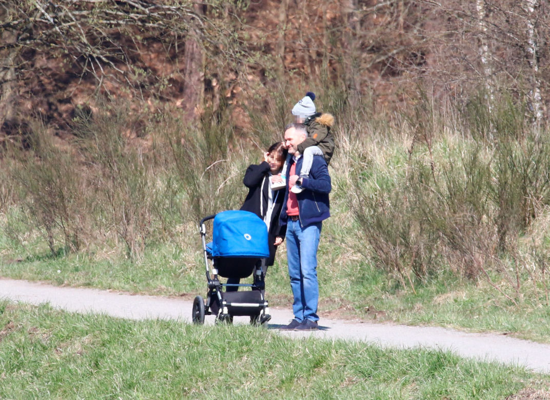Wałęsa na spacerze z córką