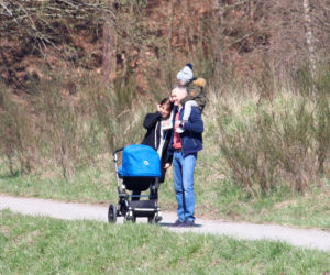 Wałęsa na spacerze z córką