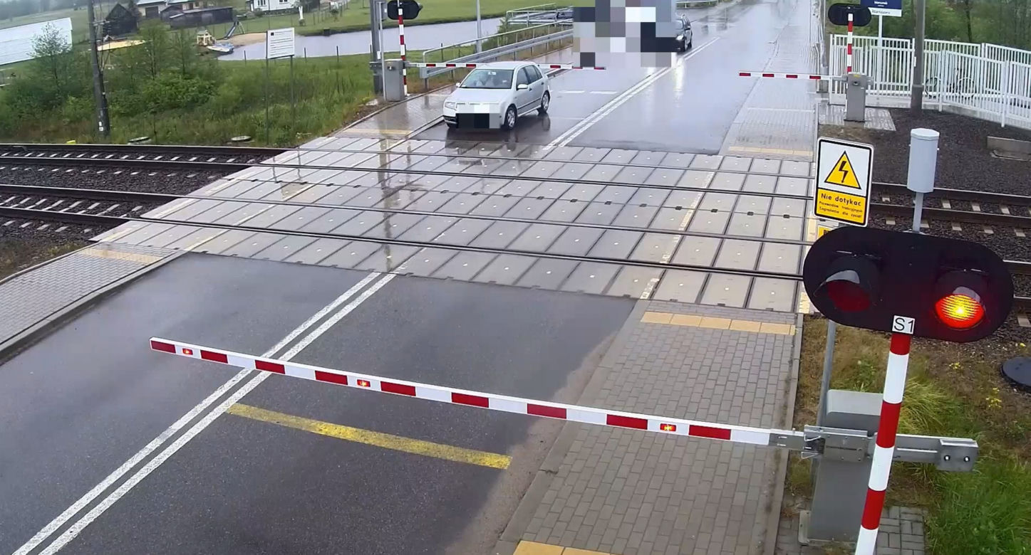 Ominął rogatkę i wjechał tuż przed pociąg! Szokujące zdarzenie pod Ostrowią Mazowiecką [ZDJĘCIA].