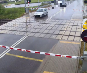 Ominął rogatkę i wjechał tuż przed pociąg! Szokujące zdarzenie pod Ostrowią Mazowiecką [ZDJĘCIA].