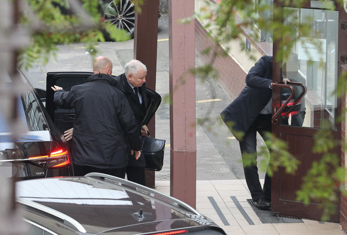 Jarosław Kaczyński sam niesie ogromną torbą z dyskontu! Co w niej ma?! Jego limuzyna pognała na Nowogrodzką 