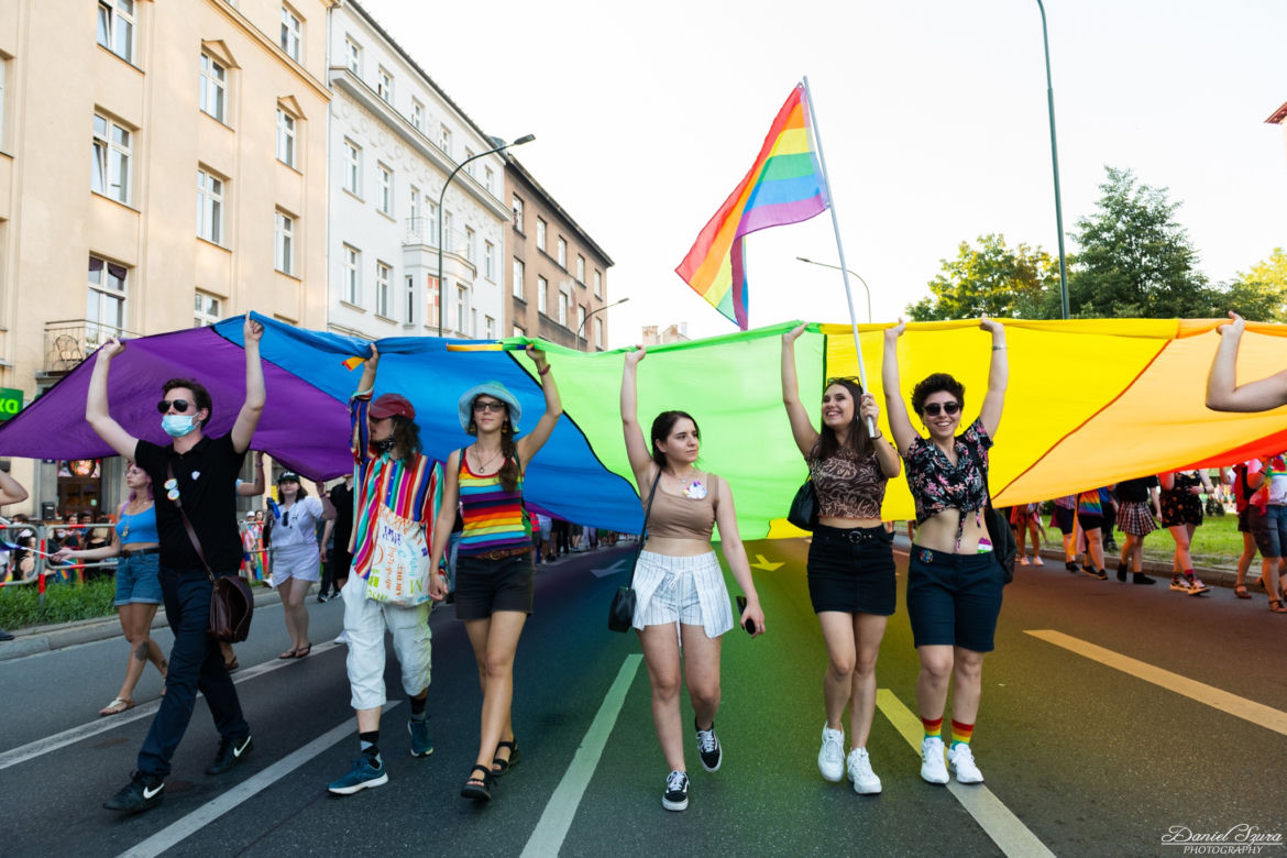 Marsz Równości w Krakowie - tłumy na wydarzeniu pod hasłem "Zaczerpnąć tchu".
