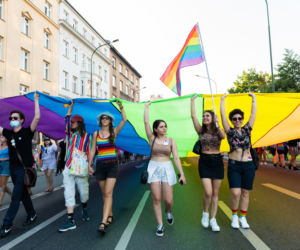 Marsz Równości w Krakowie - tłumy na wydarzeniu pod hasłem Zaczerpnąć tchu.