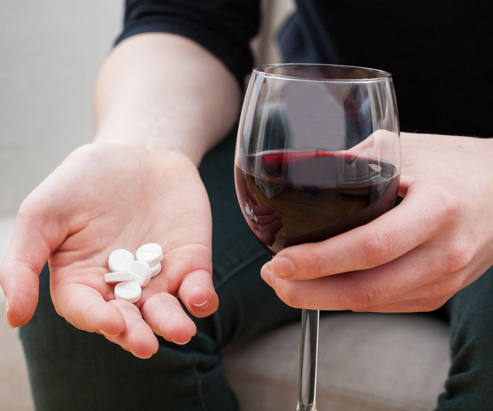 Złe samopoczucie po alkoholu? Leki, których lepiej nie stosować