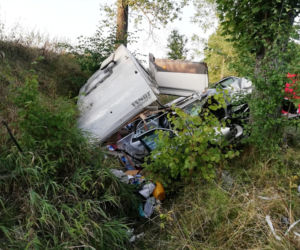 Śmiertelny wypadek auta z przyczepą kempingową w powiecie braniewskim. Nie żyje 35-latek