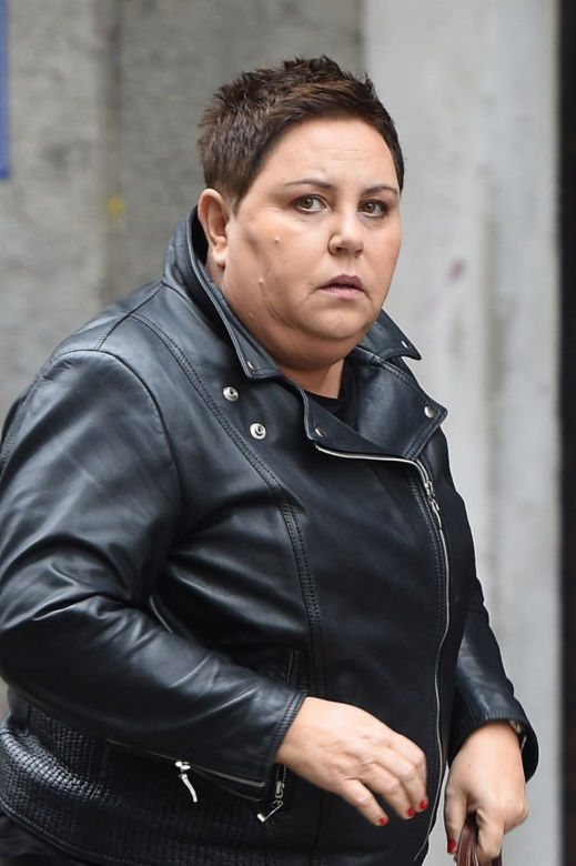  Powabna Dorota Wellman w obcisłej skórze pędzi na zakupy. PAPARAZZI 