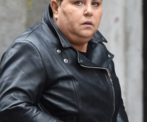  Powabna Dorota Wellman w obcisłej skórze pędzi na zakupy. PAPARAZZI 
