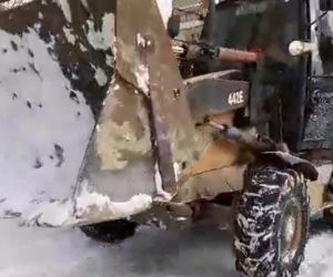 Zgarniali śnieg sprzed sklepów i zrzucali go pod nogi ludzi. To robota głupiego