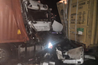 Groźny wypadek na S7. Zderzyły się dwie ciężarówki. Jedna osoba ranna [ZDJĘCIA]