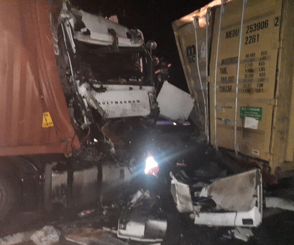 Groźny wypadek na S7. Zderzyły się dwie ciężarówki. Jedna osoba ranna [ZDJĘCIA]