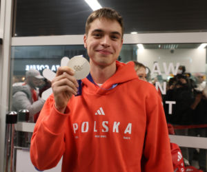 Władimir Semirunnij w czułych objęciach z dziewczyną po powrocie do Polski