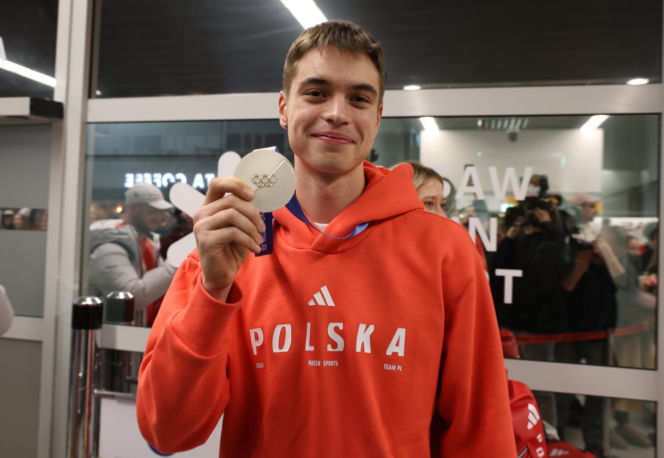 Władimir Semirunnij w czułych objęciach z dziewczyną po powrocie do Polski