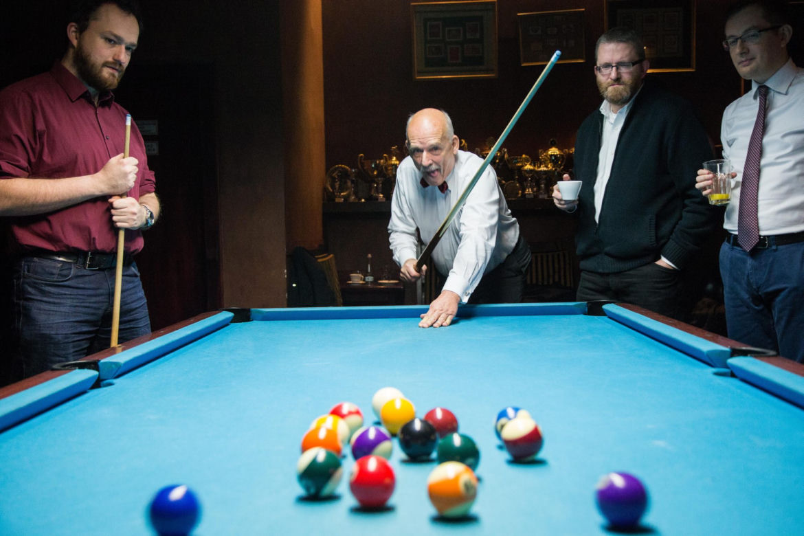 Korwin Mikke gra w bilard
