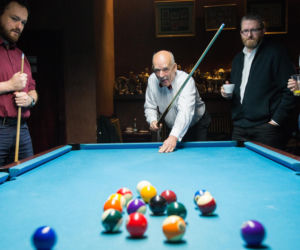 Korwin Mikke gra w bilard