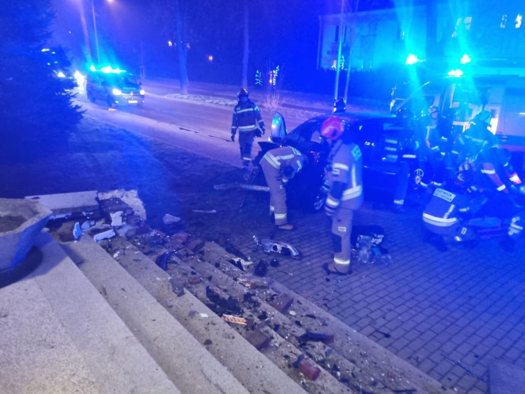 Tarnów. 75-latek wjechał samochodem w komisariat policji. Dwie osoby w szpitalu