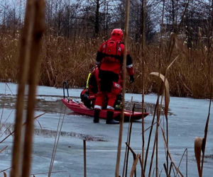 Drony, sonary i ratownicy na lodzie. Trwają poszukiwania zaginionego seniora!