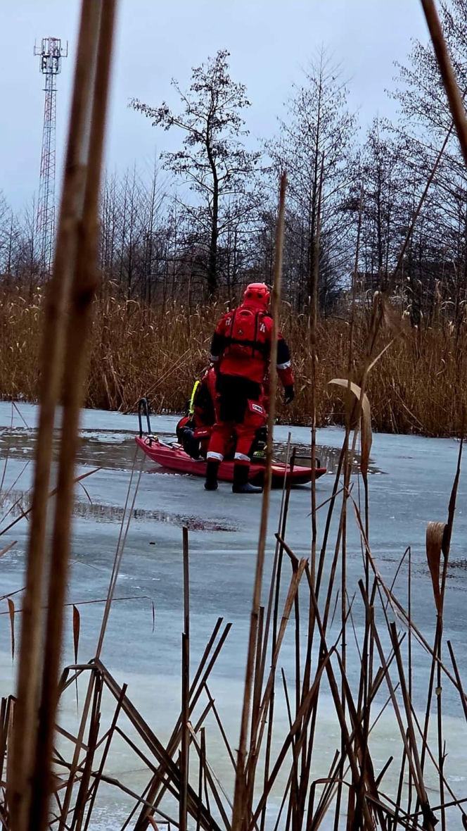 Drony, sonary i ratownicy na lodzie. Trwają poszukiwania zaginionego seniora!