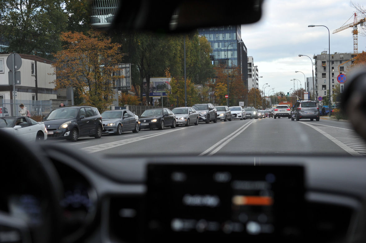 8 kilometrów w 48 minut. Tyle zajęło nam wyjechanie z Mokotowa