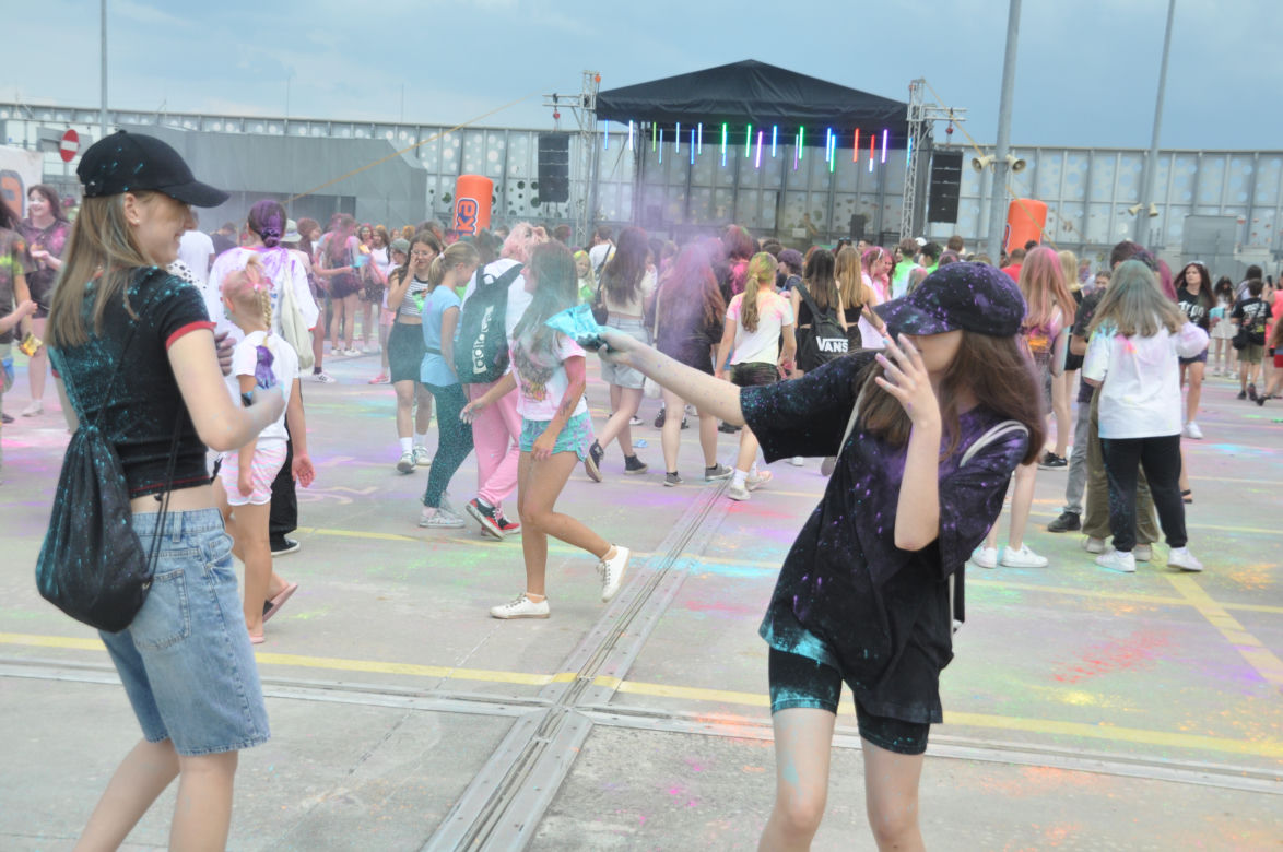 Festiwal kolorów w Kielcach. Szalona zabawa na dachu Galerii Korona