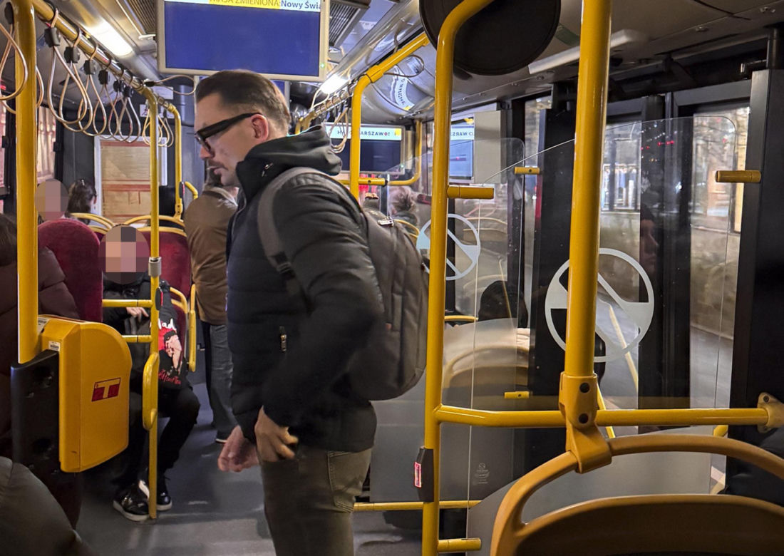 Łukasz Mejza jeździ autobusem