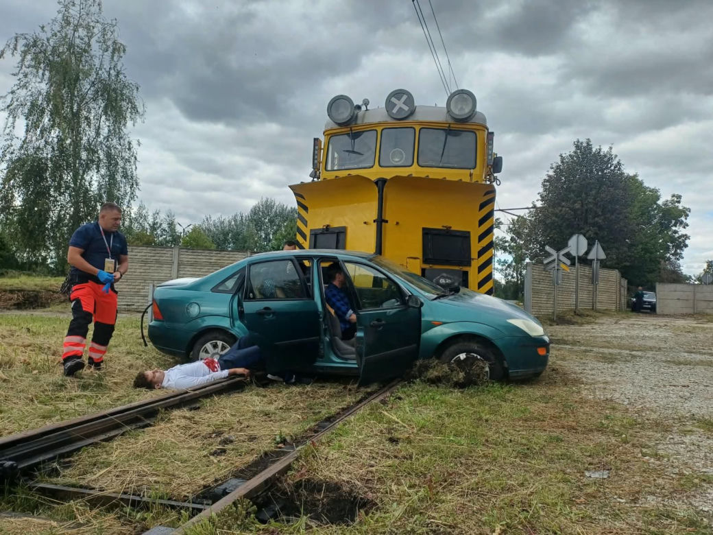 Drezyna uderzyła w samochód. Wielka akcja służb na przejeździe w Ostrowie [ZDJĘCIA]